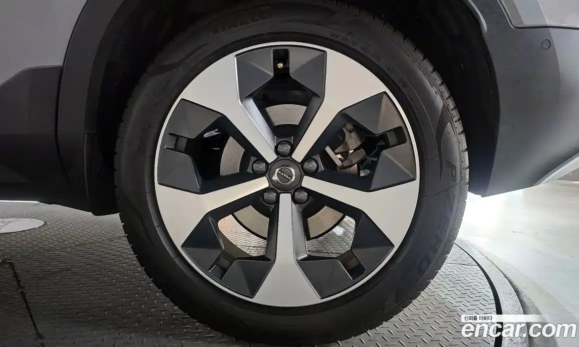 Volvo XC40 2024 2.0 автомат (гидро), фото 7
