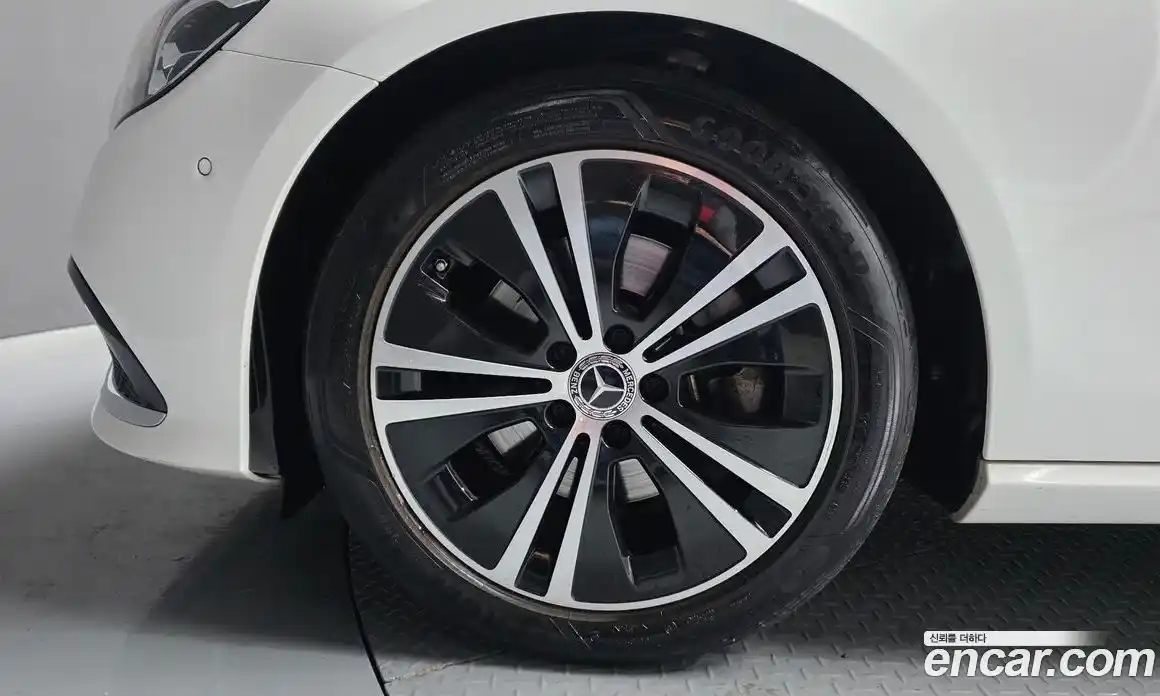 Mercedes-Benz E-Class 2022 2.0 гидро, фото 5