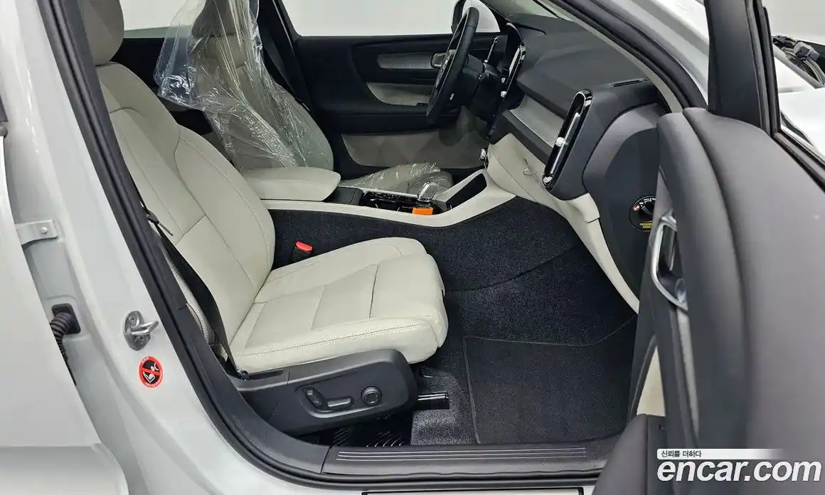 Volvo XC40 2024 2.0 автомат (гидро), фото 11