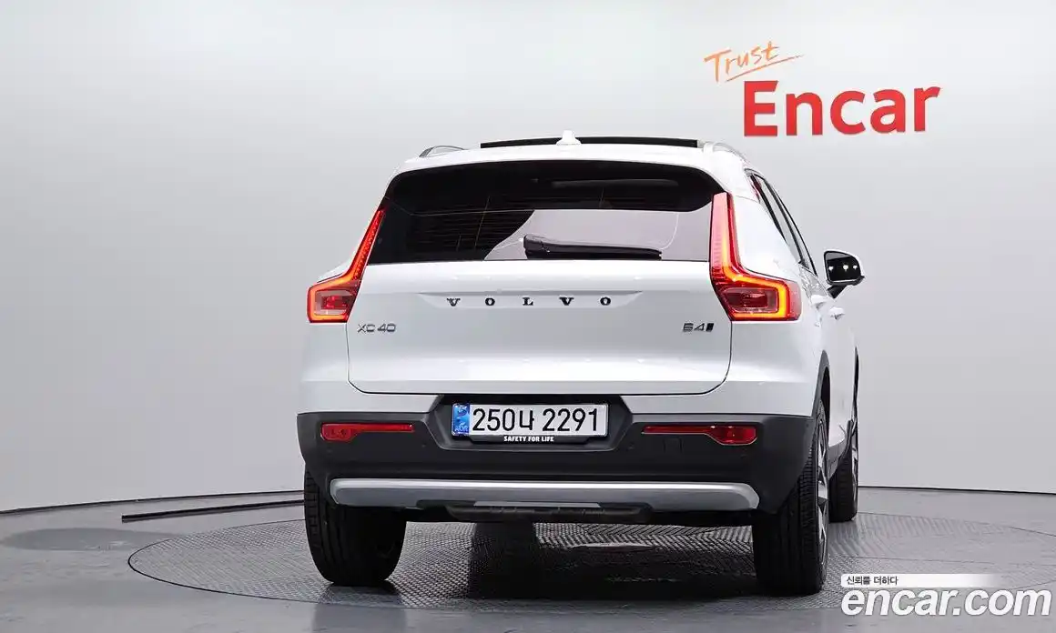 Volvo XC40 2024 2.0 автомат (гидро), фото 4