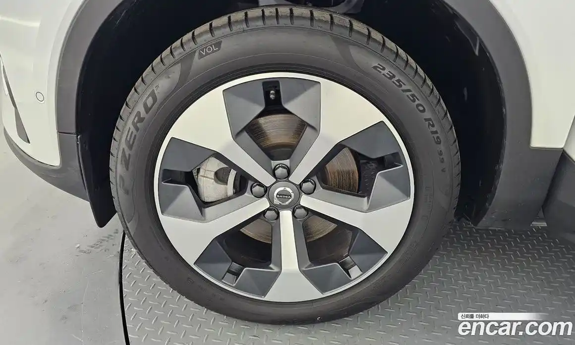 Volvo XC40 2024 2.0 автомат (гидро), фото 5