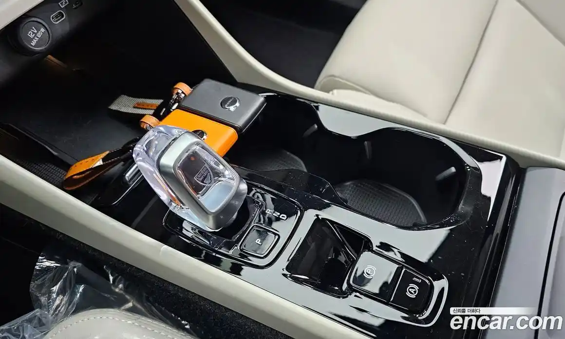 Volvo XC40 2024 2.0 автомат (гидро), фото 9