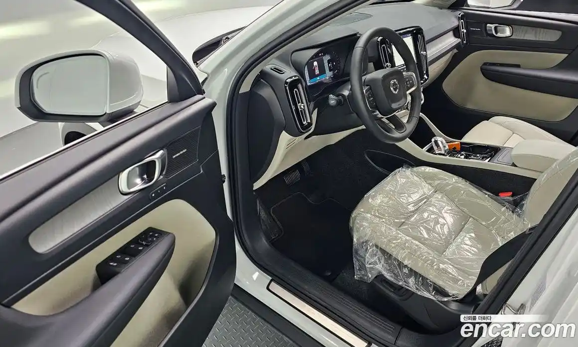 Volvo XC40 2024 2.0 автомат (гидро), фото 10