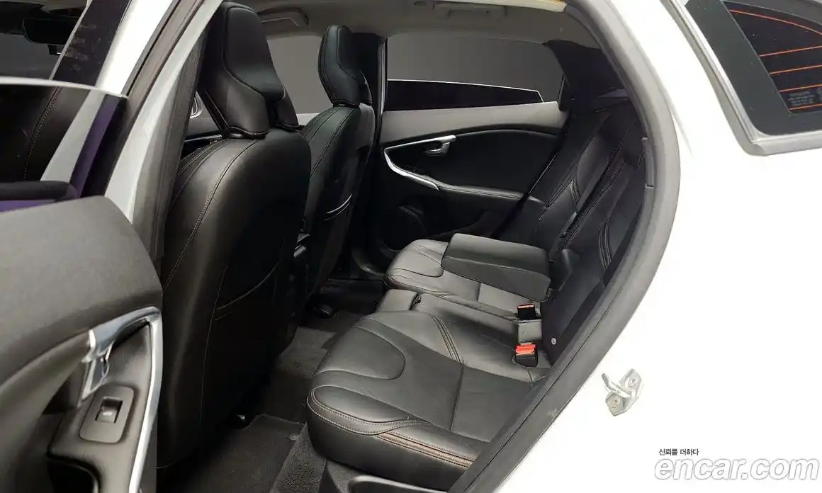 Volvo V40 2019 2.0 автомат (гидро), фото 11