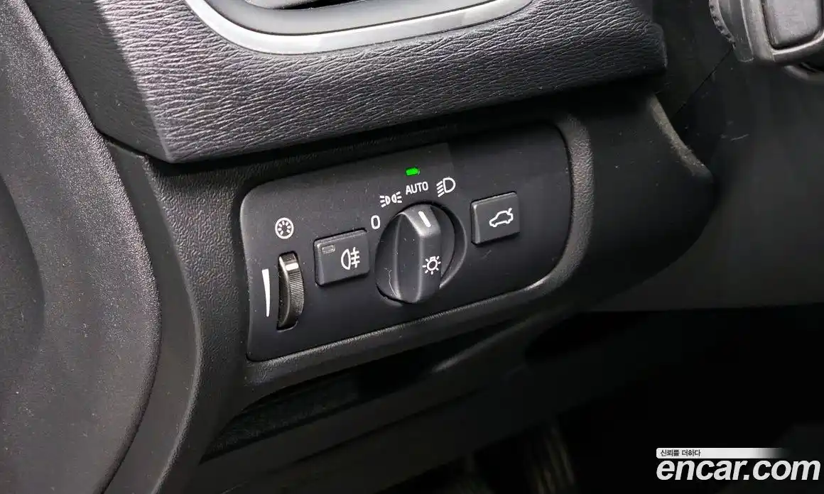 Volvo V40 2019 2.0 автомат (гидро), фото 17
