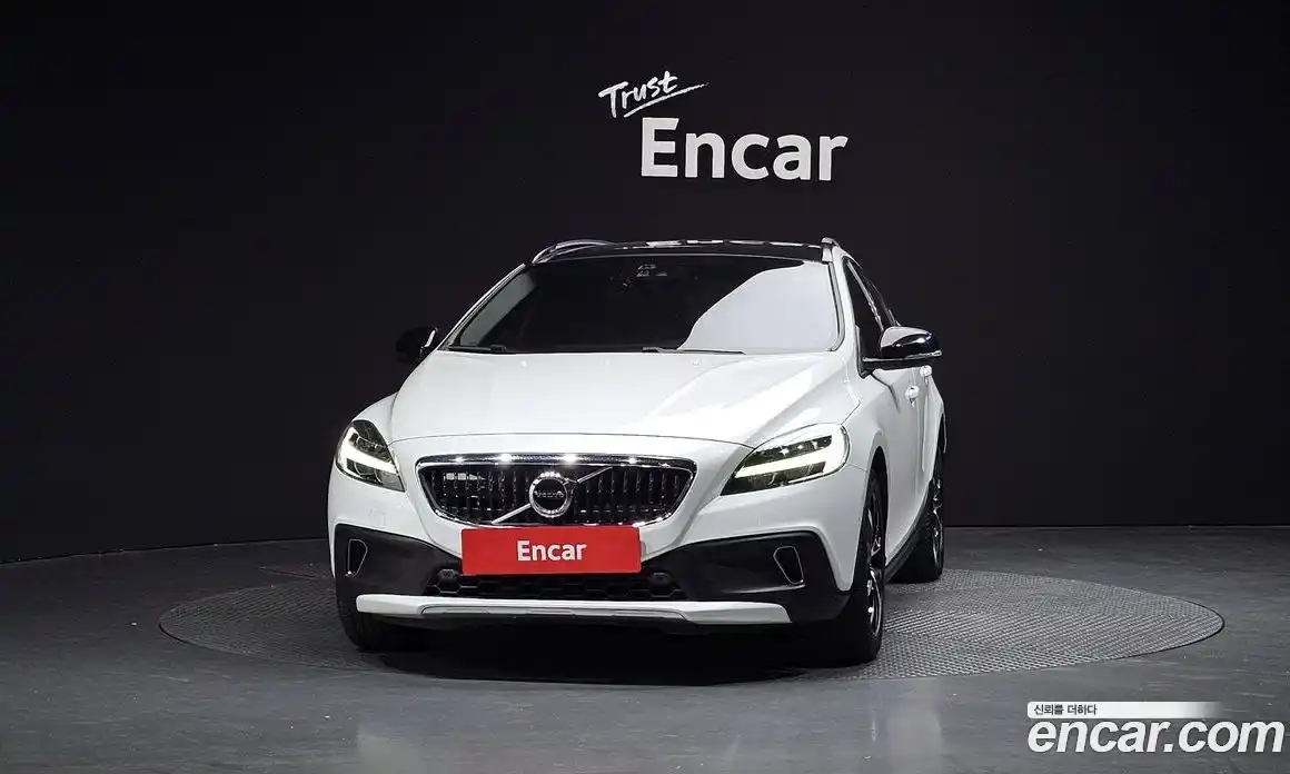 Volvo V40 2019 2.0 автомат (гидро), фото 3