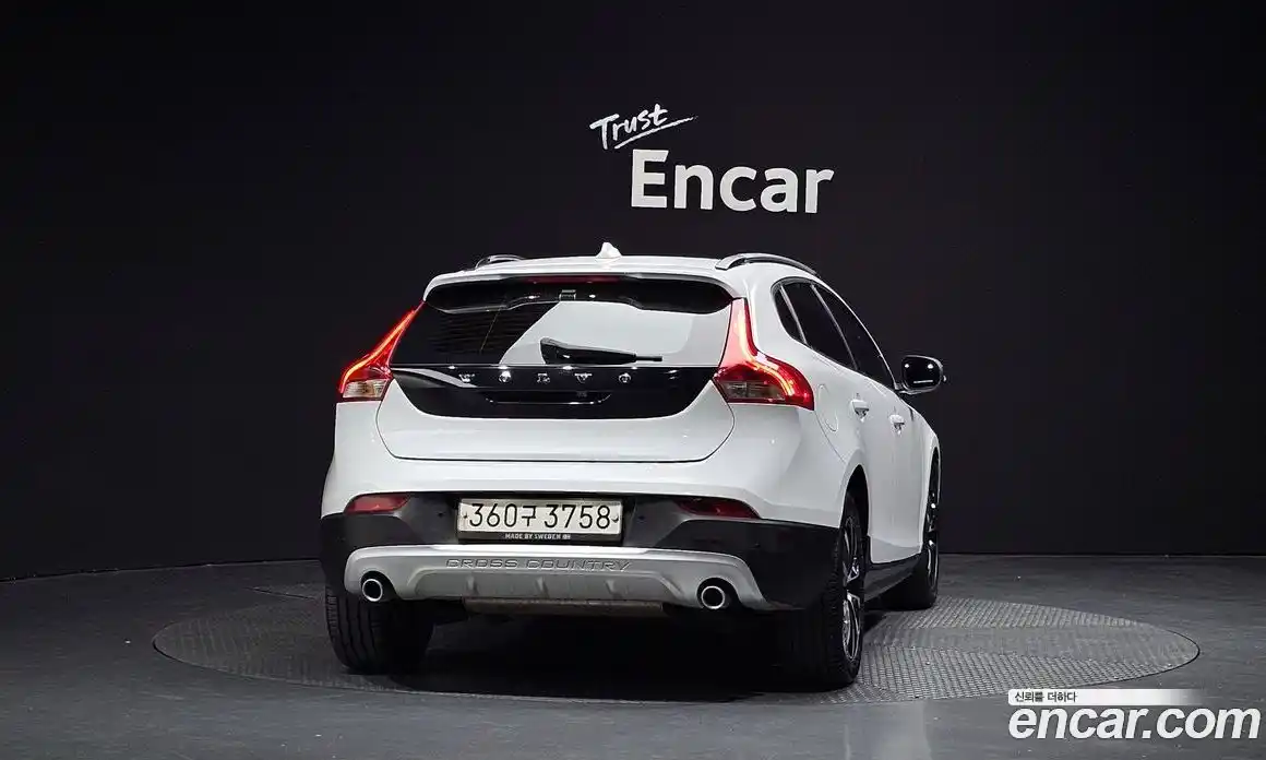 Volvo V40 2019 2.0 автомат (гидро), фото 4