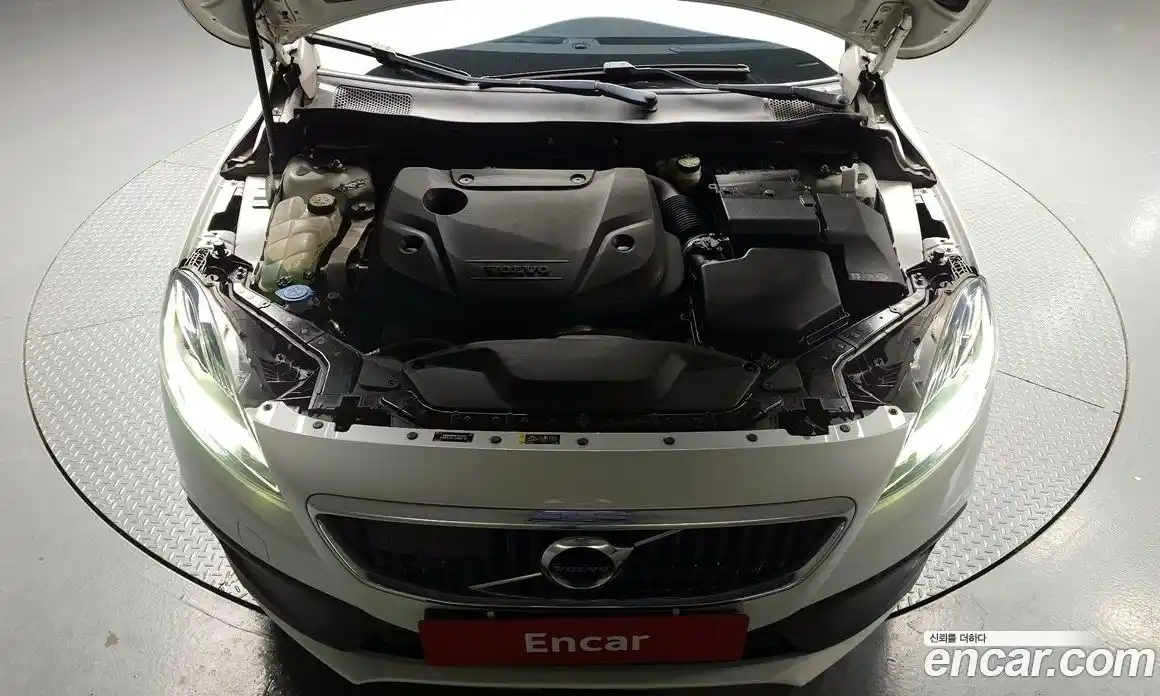 Volvo V40 2019 2.0 автомат (гидро), фото 6