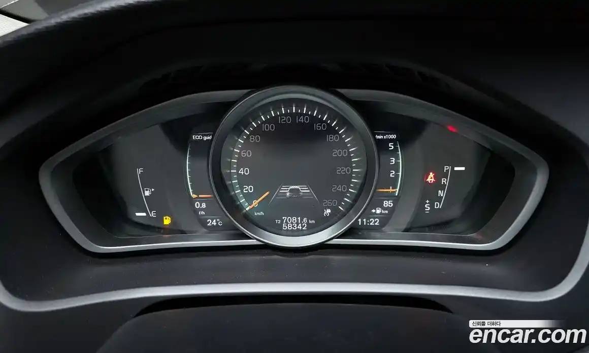 Volvo V40 2019 2.0 автомат (гидро), фото 8