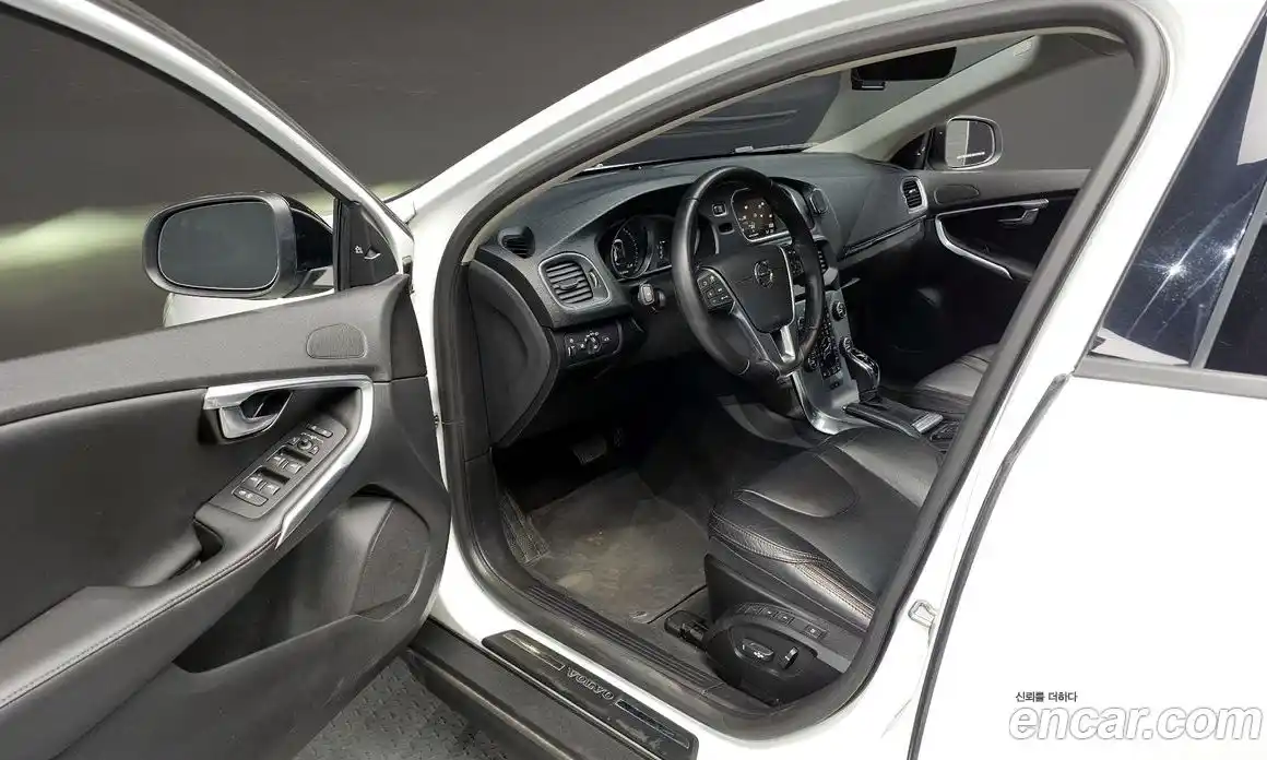 Volvo V40 2019 2.0 автомат (гидро), фото 10