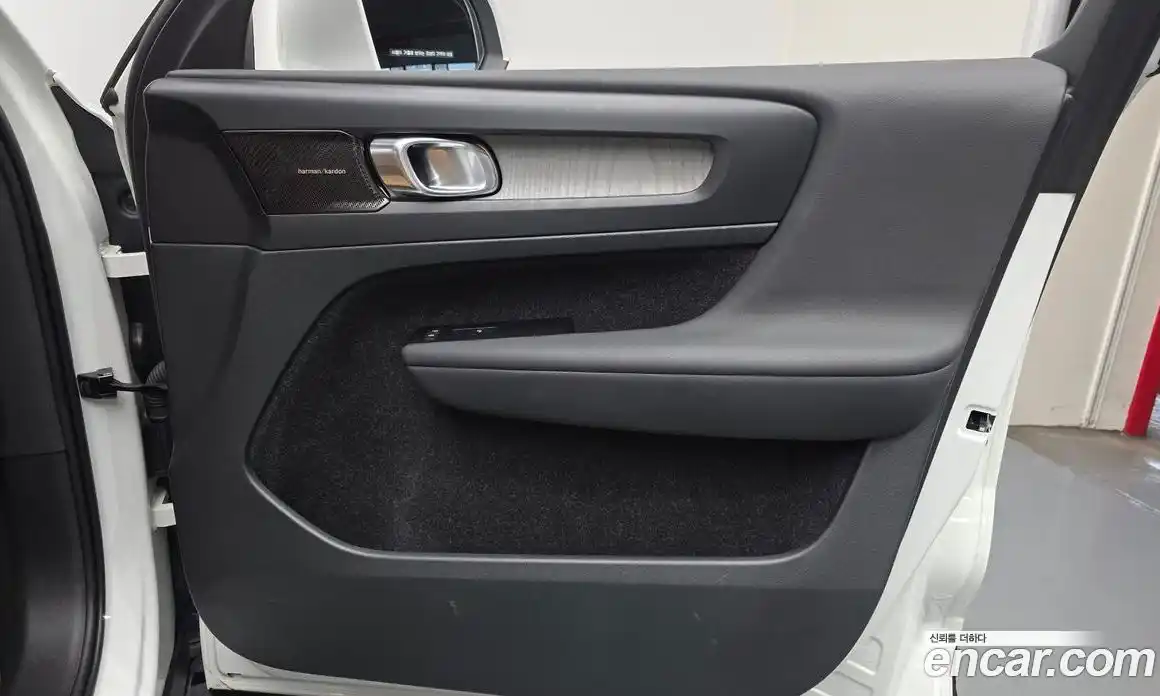 Volvo XC40 2021 2.0 автомат (гидро), фото 14