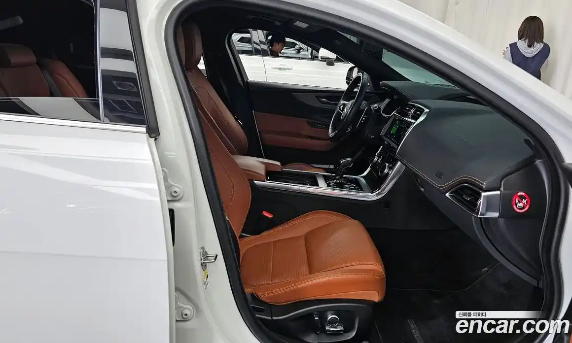 Jaguar XE 2020 2.0 гидро, фото 17