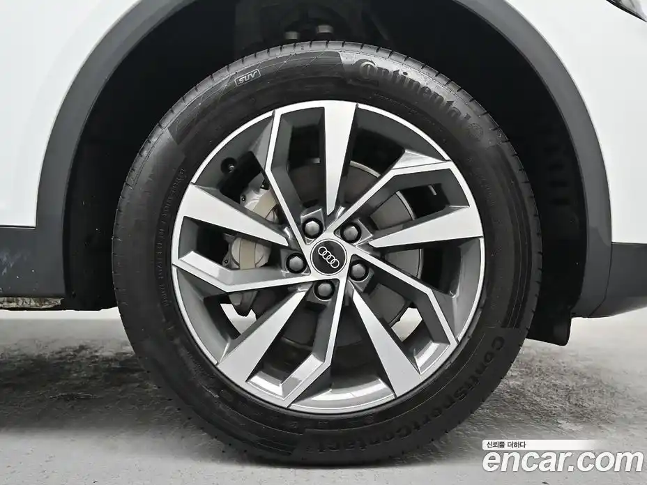 Audi Q5 2023 2.0 автомат (гидро), фото 5