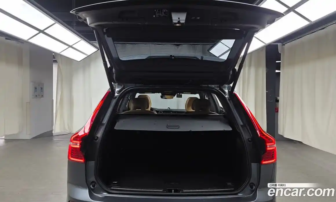 Volvo XC60 2019 2.0 автомат (гидро), фото 20