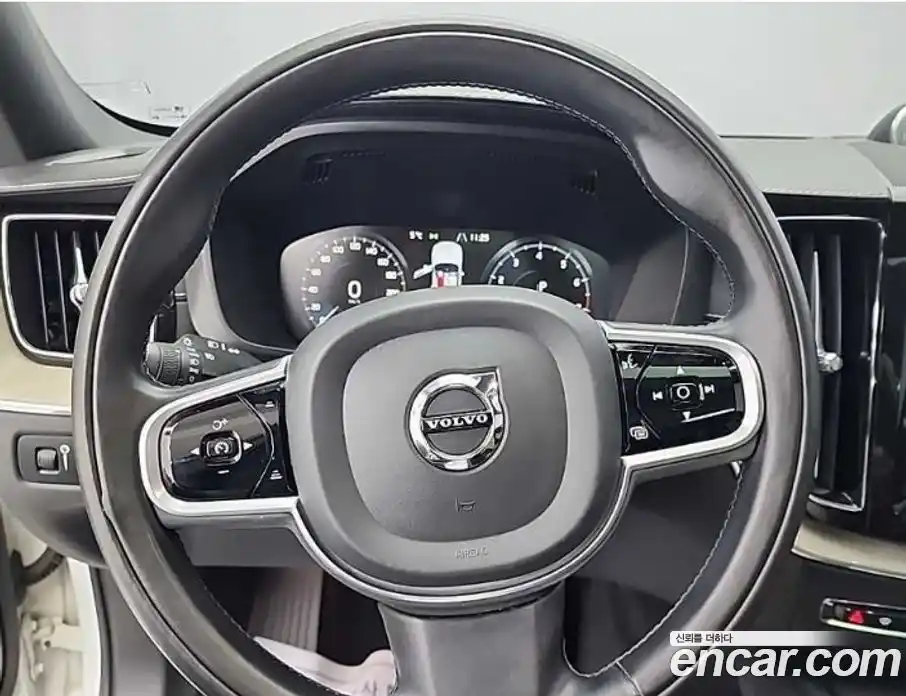Volvo XC60 2018 2.0 автомат (гидро), фото 9