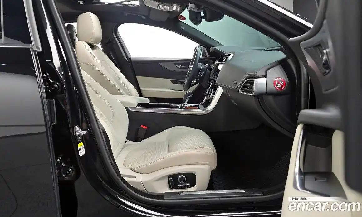 Jaguar XE 2020 2.0 гидро, фото 16