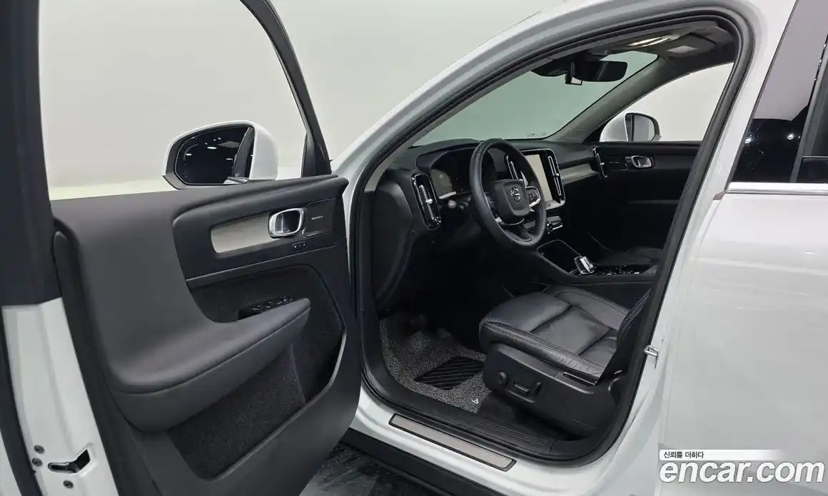 Volvo XC40 2023 2.0 автомат (гидро), фото 13