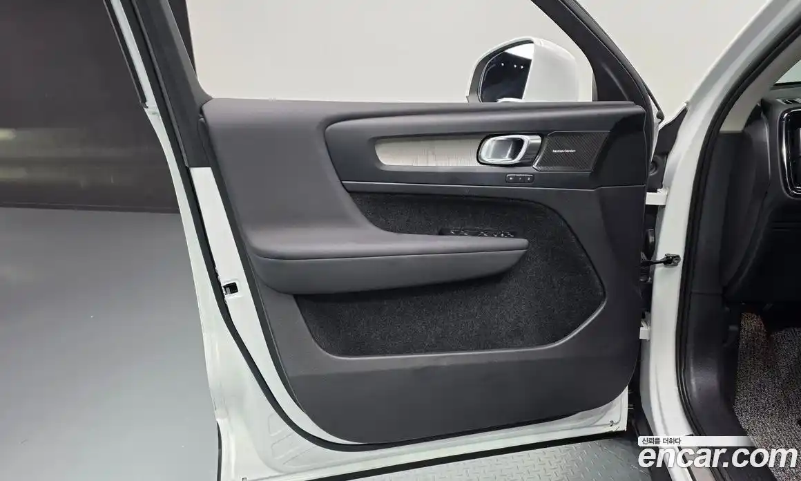 Volvo XC40 2023 2.0 автомат (гидро), фото 14
