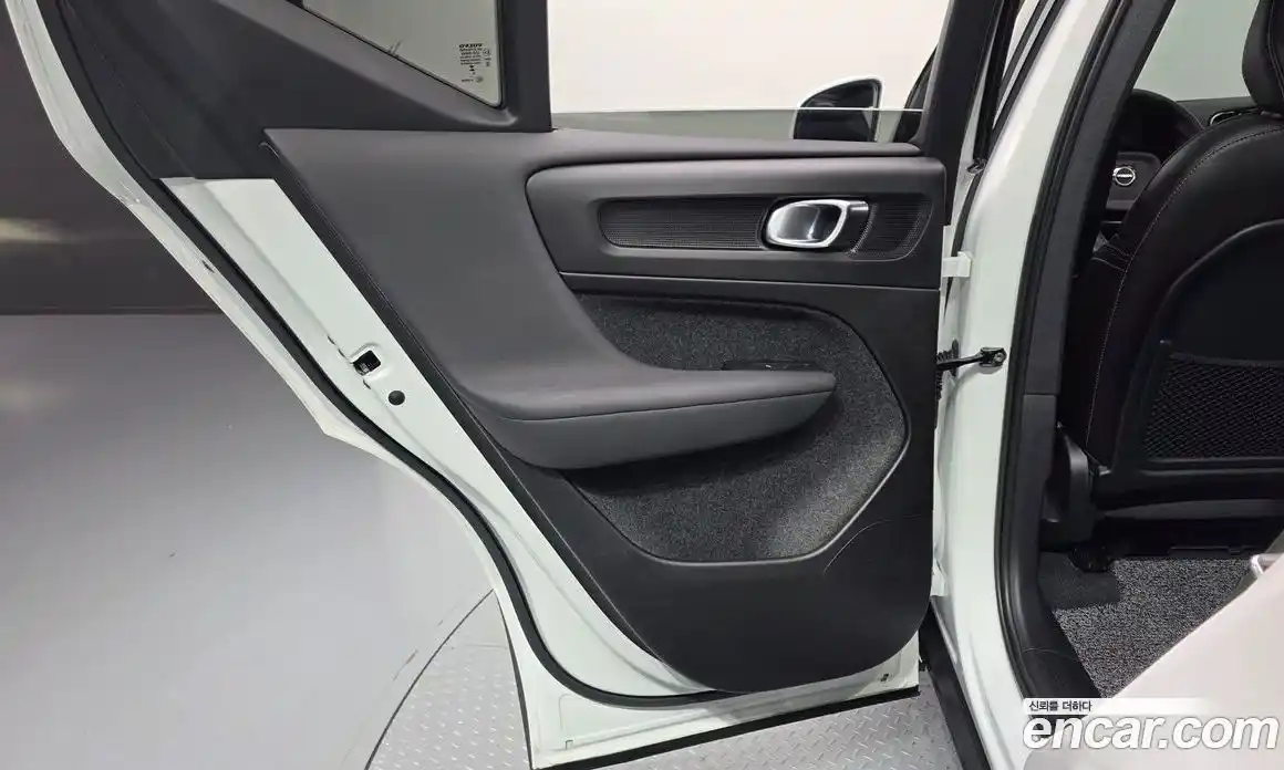 Volvo XC40 2023 2.0 автомат (гидро), фото 15