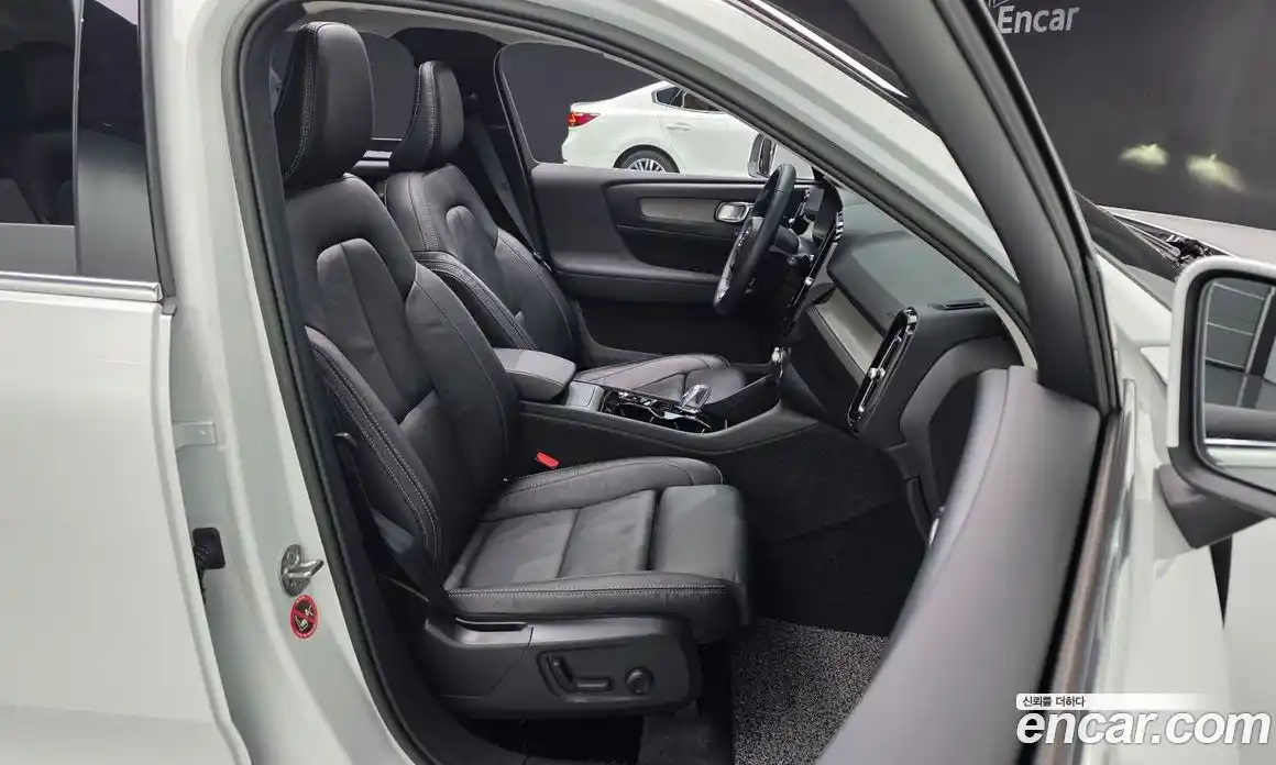 Volvo XC40 2023 2.0 автомат (гидро), фото 16