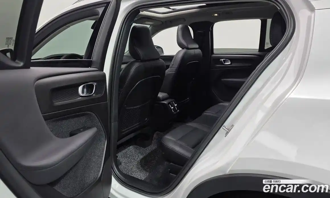 Volvo XC40 2023 2.0 автомат (гидро), фото 17