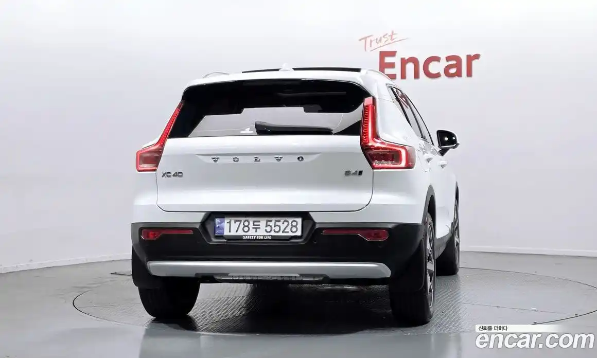 Volvo XC40 2023 2.0 автомат (гидро), фото 4