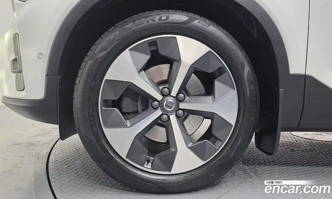 Volvo XC40 2023 2.0 автомат (гидро), фото 5