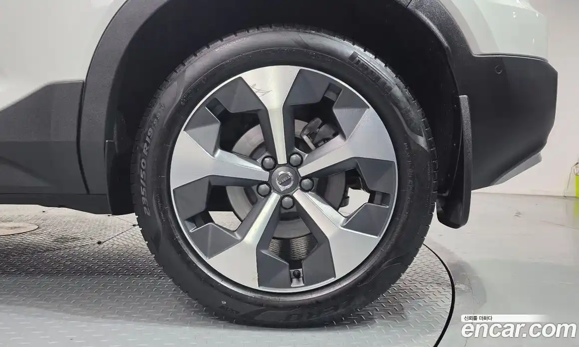 Volvo XC40 2023 2.0 автомат (гидро), фото 7