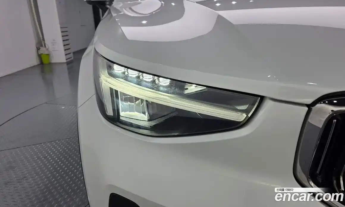 Volvo XC40 2023 2.0 автомат (гидро), фото 8