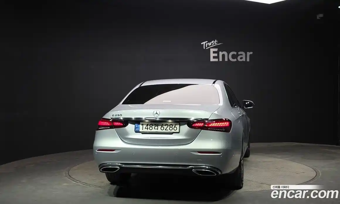 Mercedes-Benz E-Class 2022 2.0 гидро, фото 4