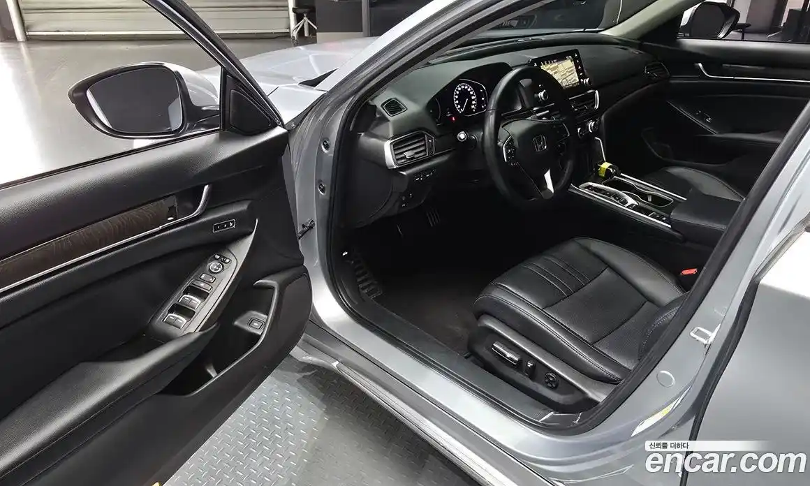 Honda Accord 2018 2.0 автомат (гидро), фото 13