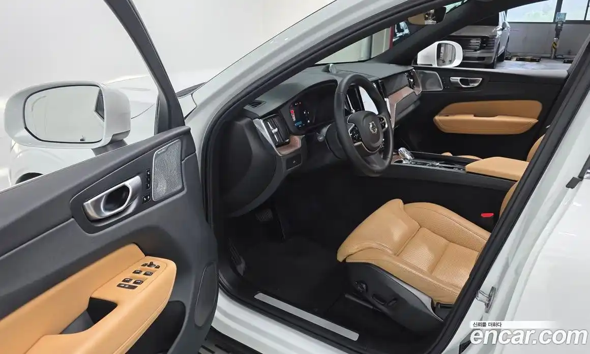 Volvo XC60 2023 2.0 автомат (гидро), фото 13