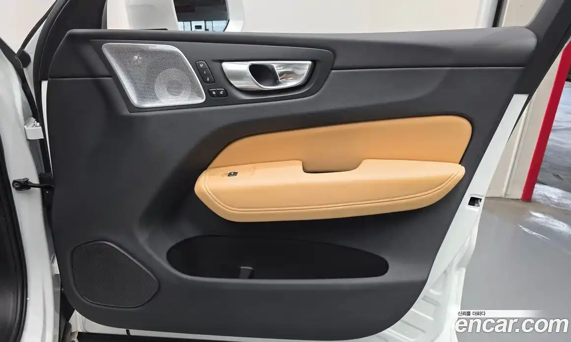 Volvo XC60 2023 2.0 автомат (гидро), фото 14