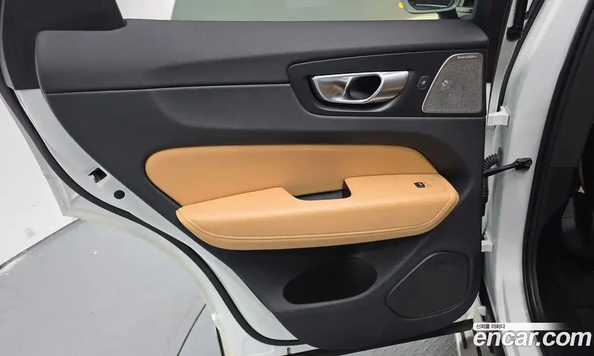 Volvo XC60 2023 2.0 автомат (гидро), фото 15