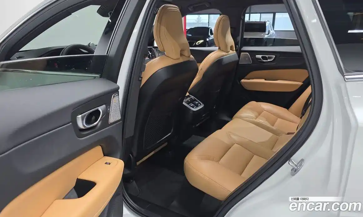Volvo XC60 2023 2.0 автомат (гидро), фото 16