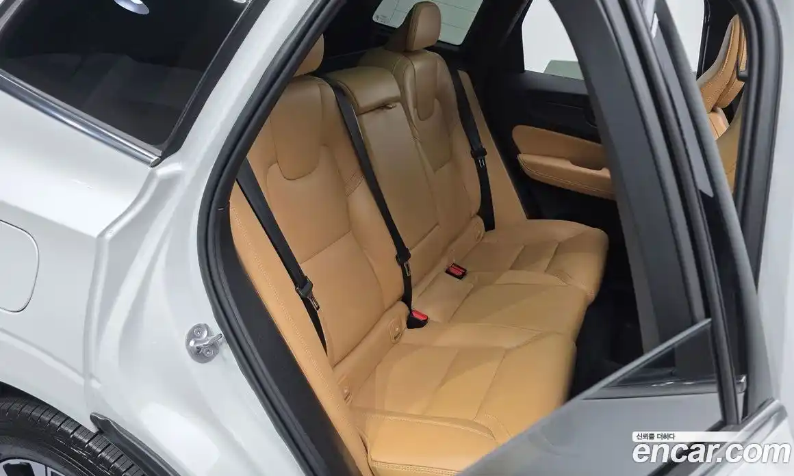 Volvo XC60 2023 2.0 автомат (гидро), фото 17