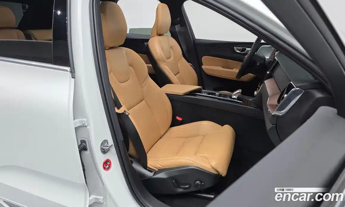 Volvo XC60 2023 2.0 автомат (гидро), фото 18