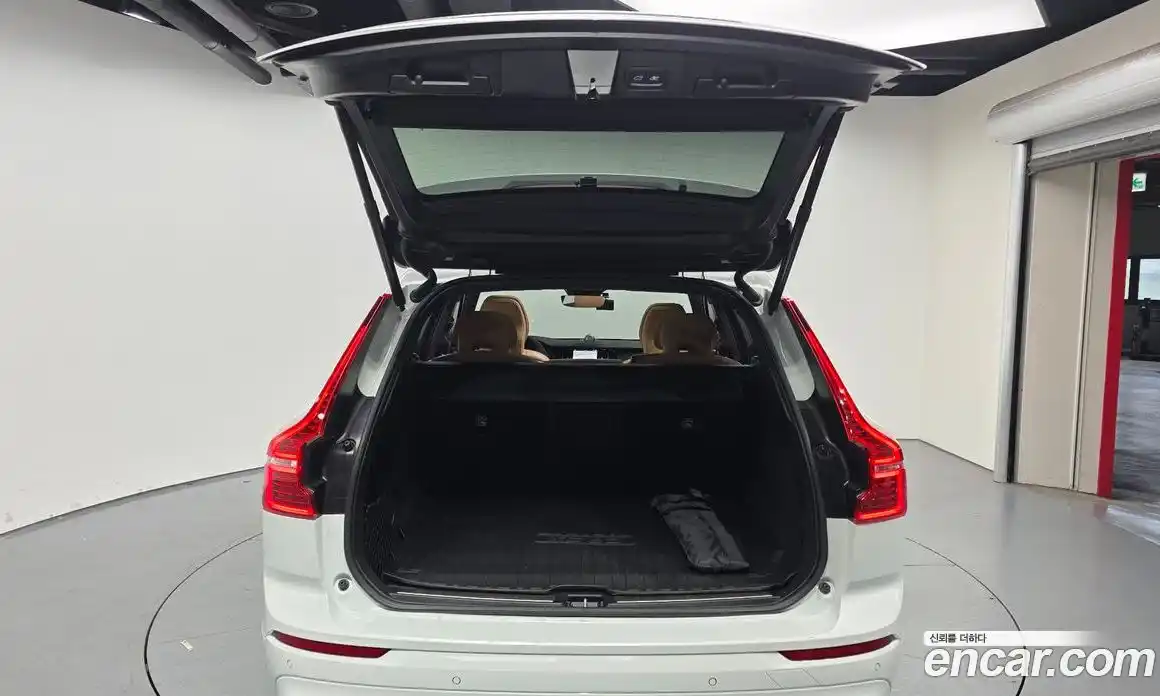 Volvo XC60 2023 2.0 автомат (гидро), фото 26