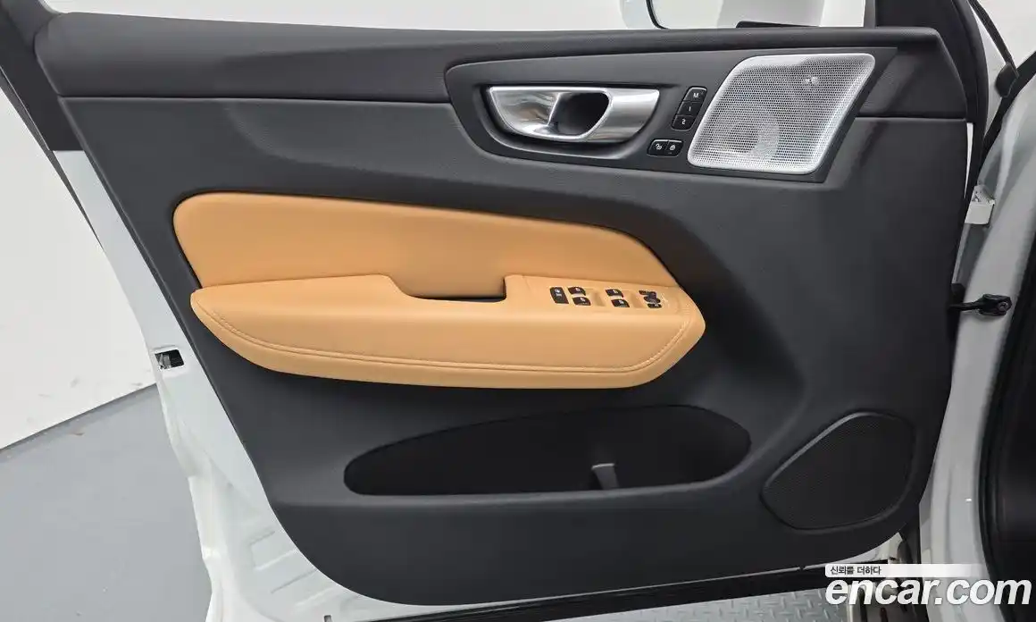 Volvo XC60 2023 2.0 автомат (гидро), фото 27