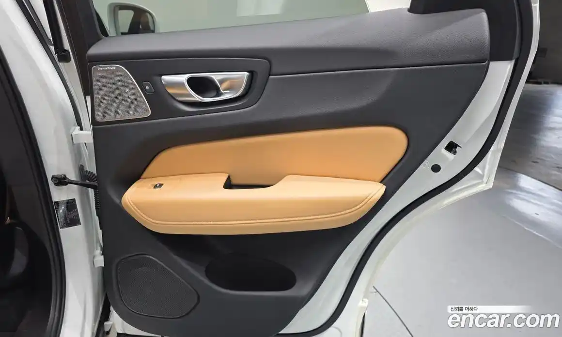 Volvo XC60 2023 2.0 автомат (гидро), фото 33