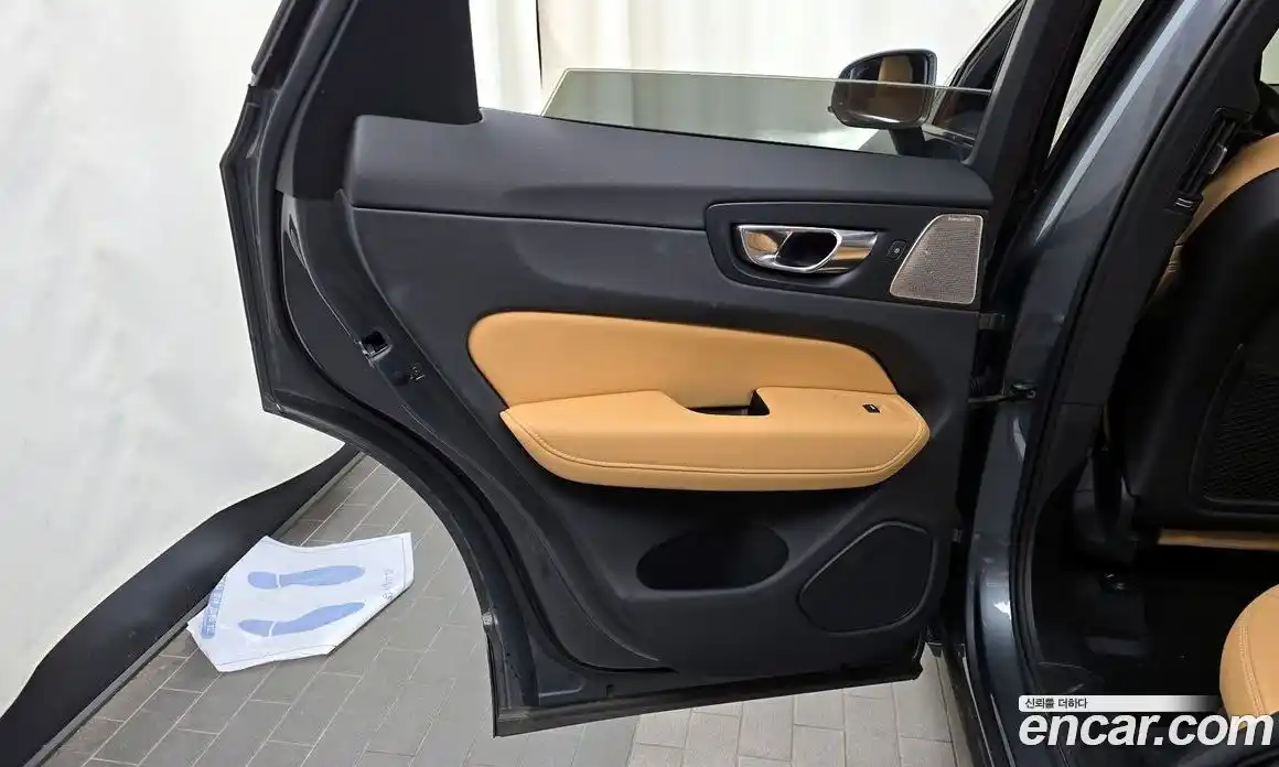 Volvo XC60 2018 2.0 автомат (гидро), фото 15
