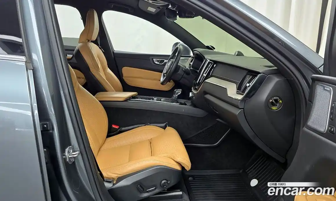 Volvo XC60 2018 2.0 автомат (гидро), фото 17
