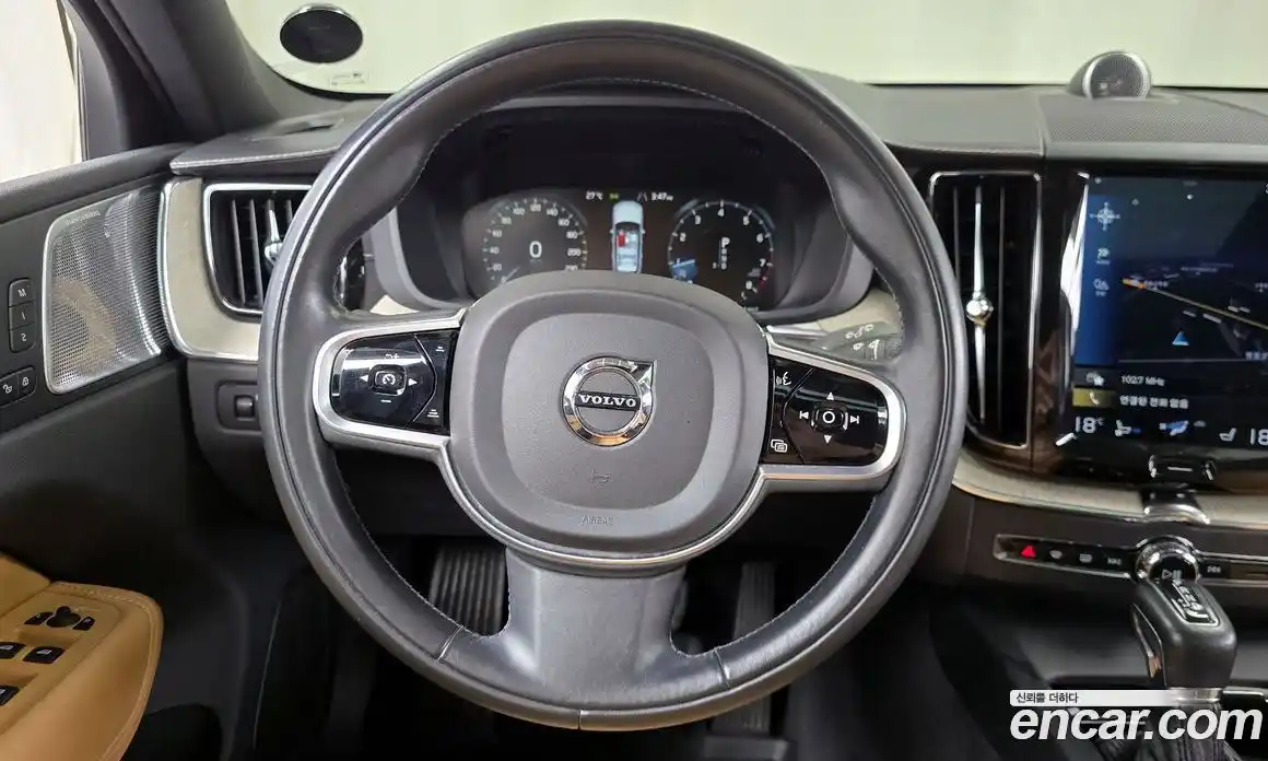 Volvo XC60 2018 2.0 автомат (гидро), фото 19