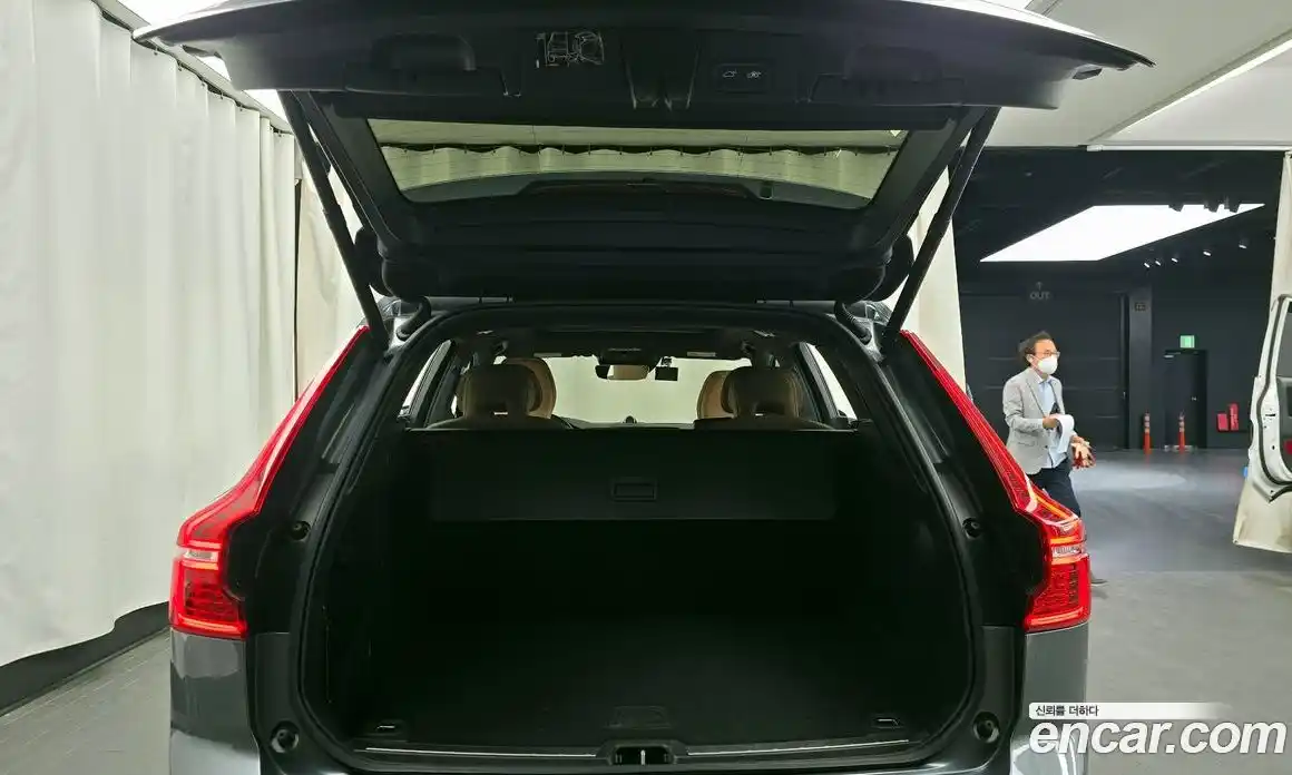 Volvo XC60 2018 2.0 автомат (гидро), фото 26
