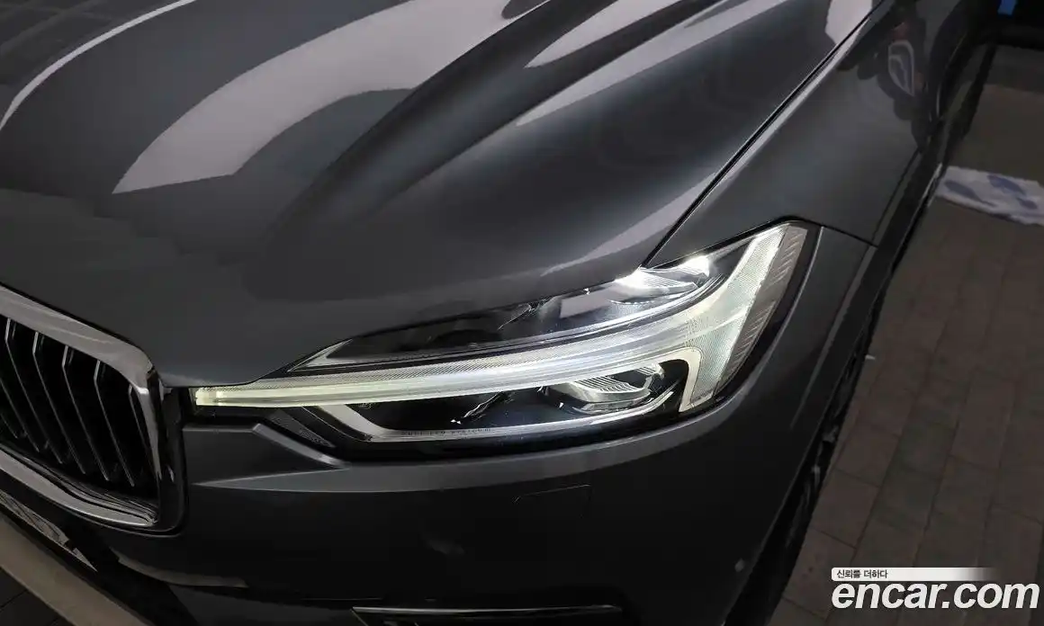 Volvo XC60 2018 2.0 автомат (гидро), фото 8