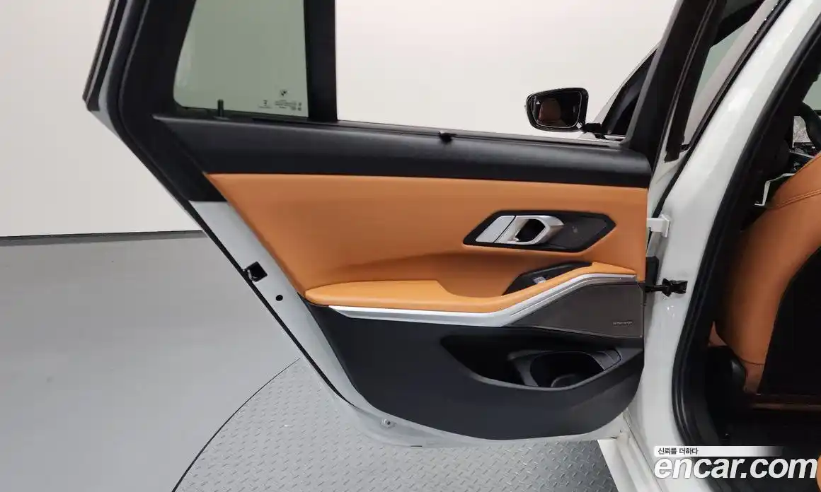 BMW 3-Series 2025 2.0 гидро, фото 15
