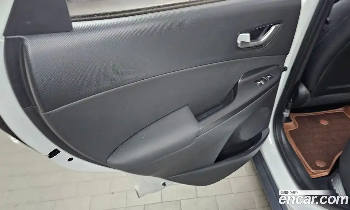 Hyundai Kona 2023 1.6 автомат (гидро), фото 15