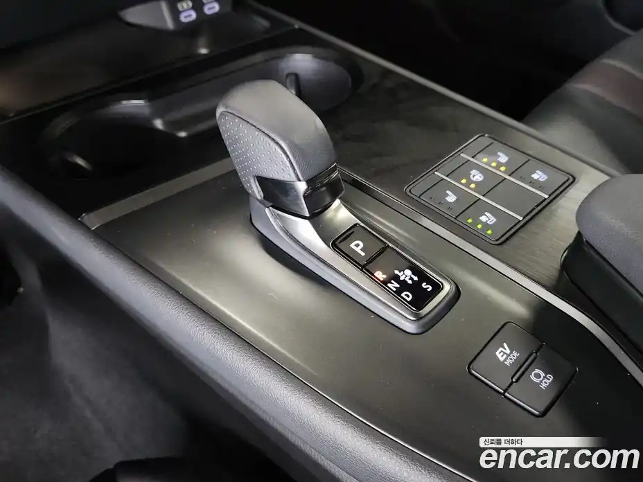 Lexus UX 2025 2.0 вариатор, фото 9