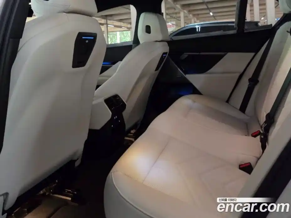 BMW 5-Series 2025 2.0 гидро, фото 9