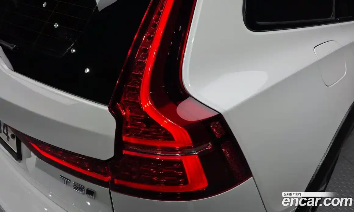 Volvo V60 2019 2.0 автомат (гидро), фото 9